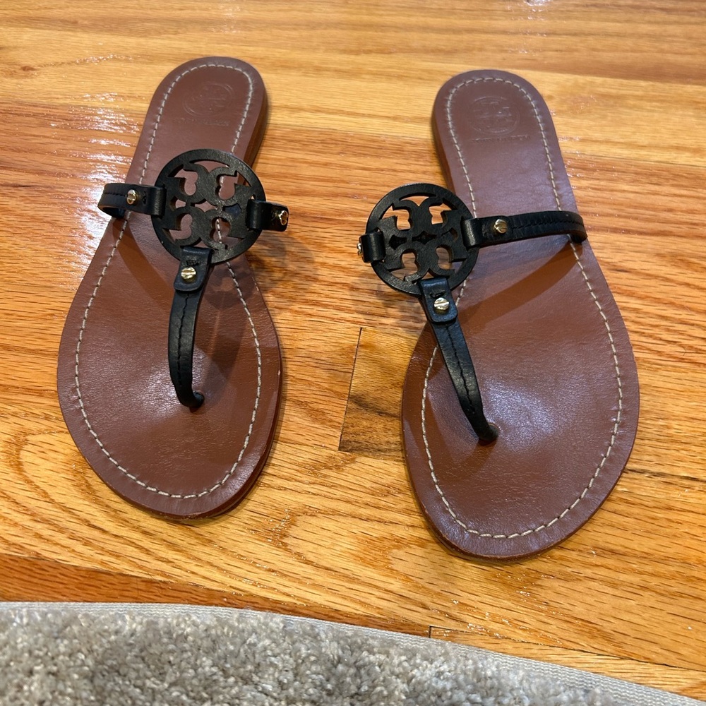 Tory Burch Navy Sandals: Size 6.5
Hardly worn.